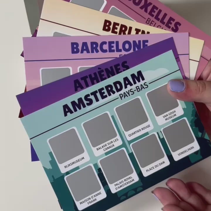 Vidéo présentant les cartes à gratter 30 villes d’Europe. Une carte à gratter sur la ville d’Athènes est mise en avant avec la case « Acropole » gratter, laissant apparaître une photo du monument. Un second plan est dédié à l’écriture des souvenirs sur un encart. Ensuite, la video présente l’acropole et ses environs.